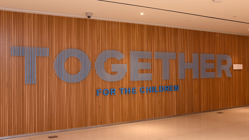 el muro de donantes del hospital que dice “together for the children” (juntos por los niños)