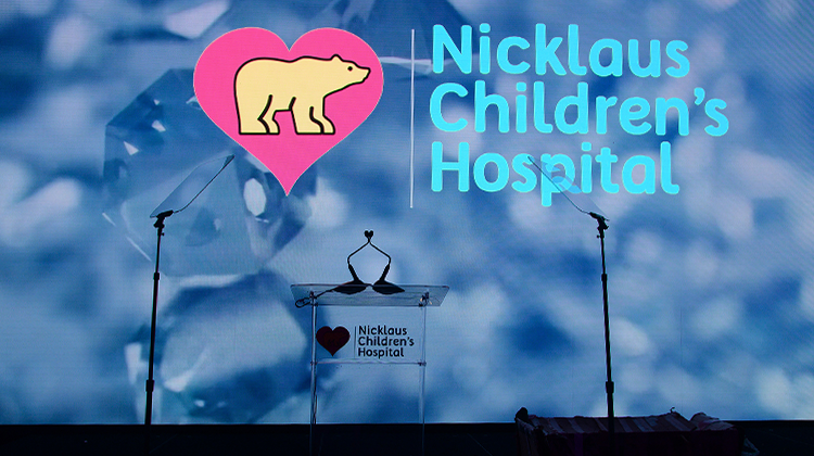 podio de vidrio con el logotipo de Nicklaus Children's Hospital.