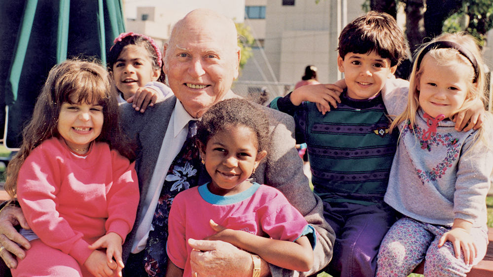 embajador David M. Walters rodeado de niños.