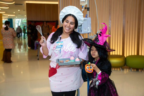 Una paciente y una enfermera disfrazadas para Halloween