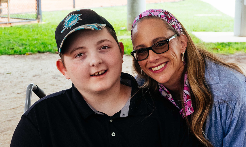 Mark sonriendo con su mamá