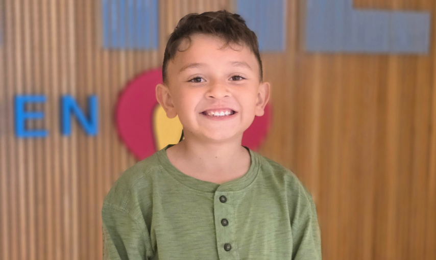 Adam sonriendo